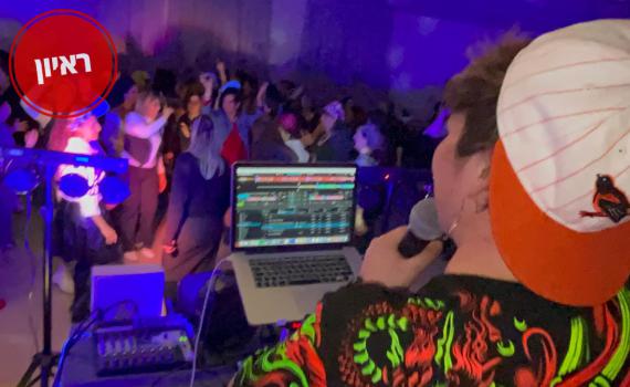 "תנועה מתפרצת ורוח חדשה" – על נשות ה-.D.J הסרוגות