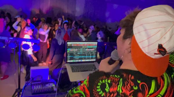 "תנועה מתפרצת ורוח חדשה" – על נשות ה-.D.J הסרוגות