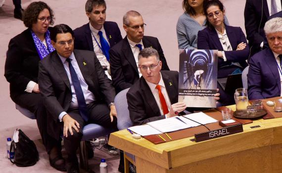 סער הציג את תמונות החטופים באו"ם: "הרעבה היא כלי לחמאס"