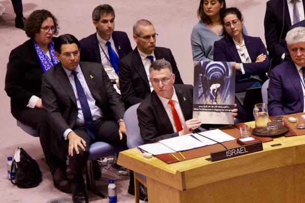 סער הציג את תמונות החטופים באו"ם: "הרעבה היא כלי לחמאס"