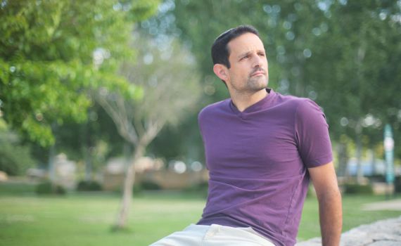 "נעמד על קבר בלי זעקות של שבר": הסינגל החדש של אמיר בן גל