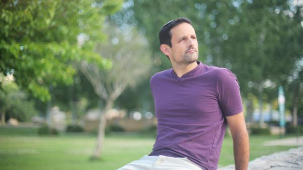 "נעמד על קבר בלי זעקות של שבר": הסינגל החדש של אמיר בן גל