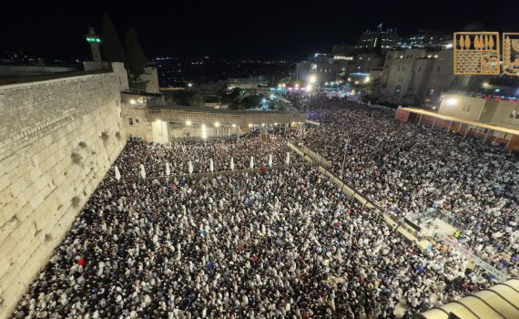 שורדי השבי ובני משפחות החטופים בסליחות ראשונות בכותל