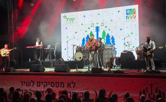 רגע מרגש באמפי שוני: להקת לוחמי מילואים שרה שיר לחבר שנפל