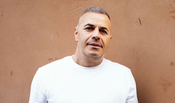 השיר האייקוני של דני סנדרסון חוזר לחיים בביצוע של תמיר גל