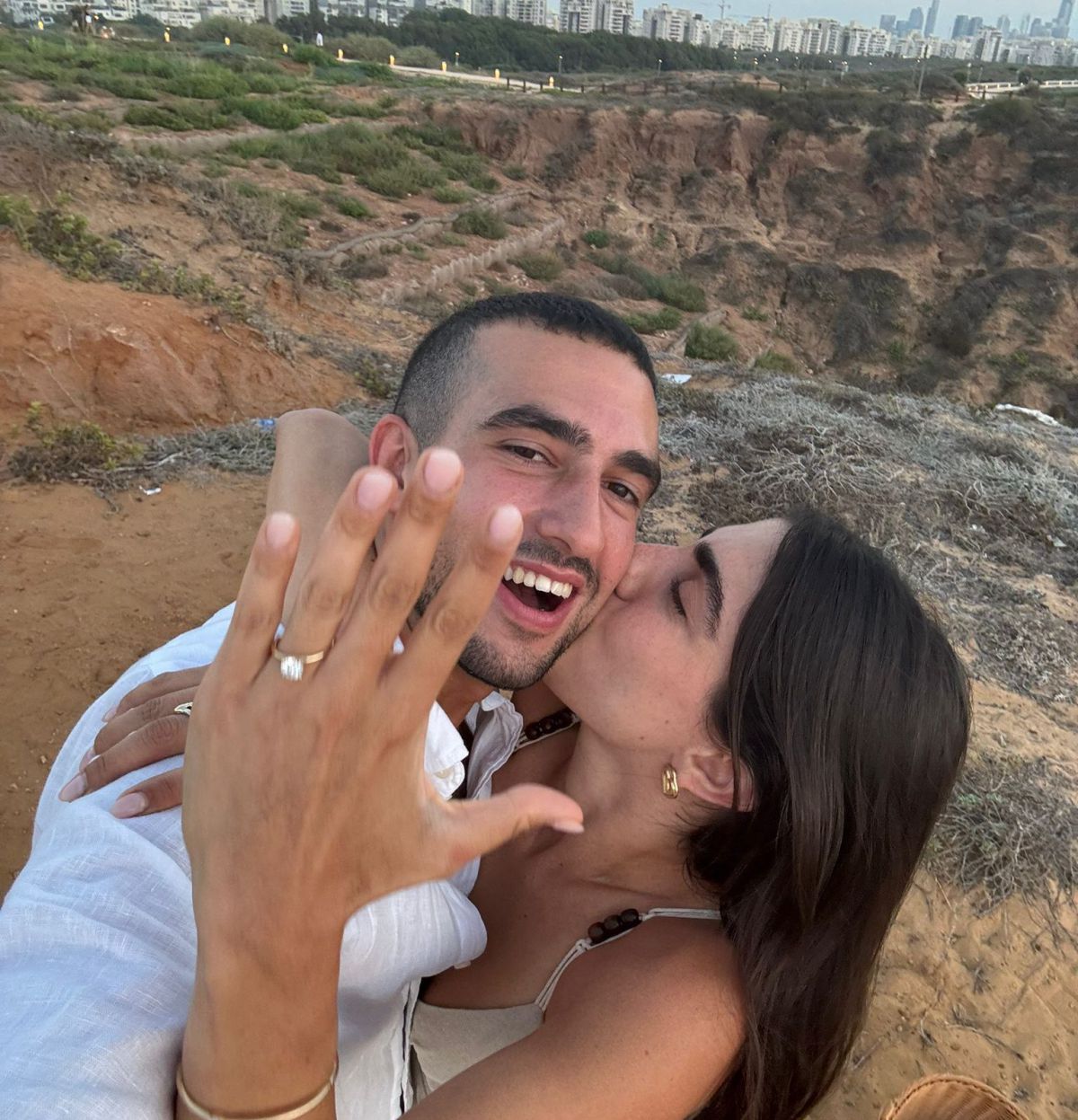 מזל טוב: כוכבת "חזי ובניו" התארסה