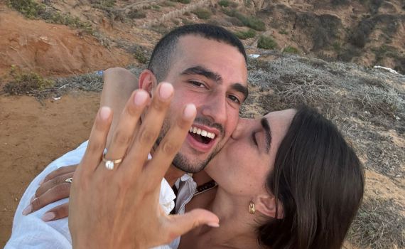 מזל טוב: כוכבת "חזי ובניו" התארסה