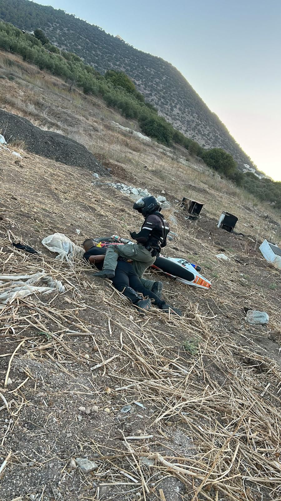 תיעוד ממצלמות הקסדה: נהג אופנוע נעצר לאחר שנהג בפראות