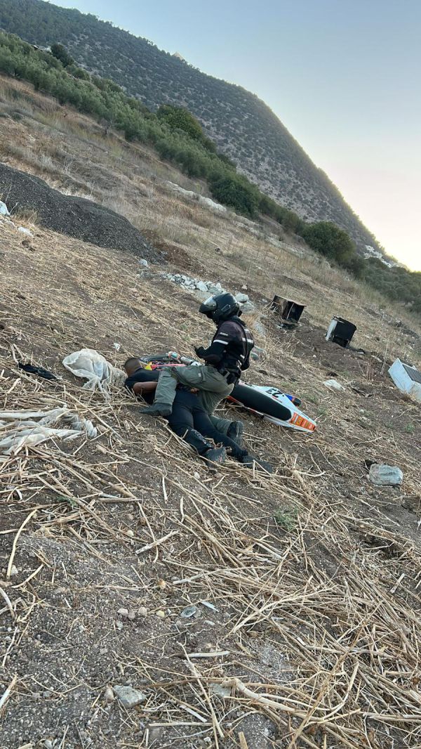 תיעוד ממצלמות הקסדה: נהג אופנוע נעצר לאחר שנהג בפראות