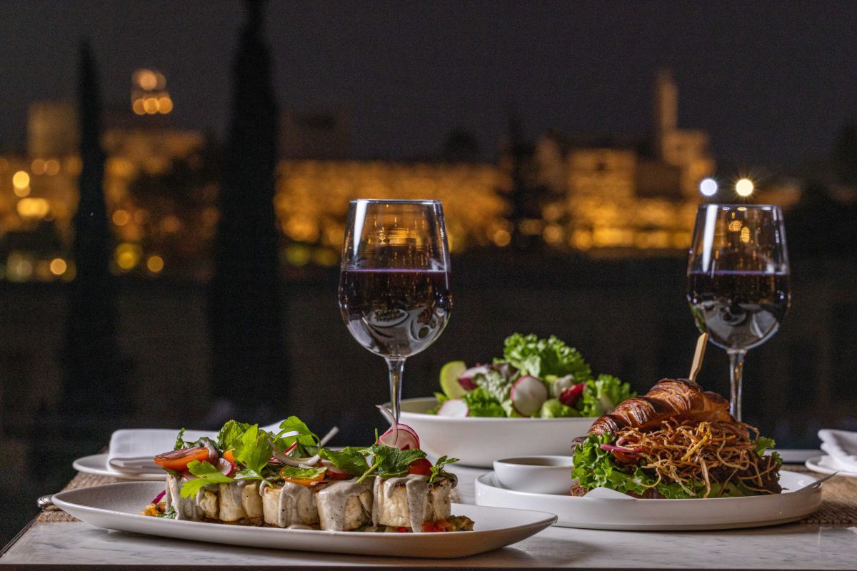 קסם ירושלמי במסעדת 'ורנדה': נגינת נבל מול החומות העתיקות