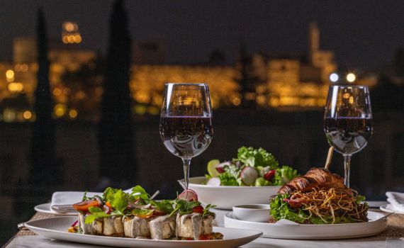 קסם ירושלמי במסעדת 'ורנדה': נגינת נבל מול החומות העתיקות