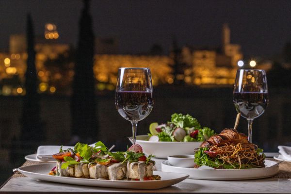 קסם ירושלמי במסעדת 'ורנדה': נגינת נבל מול החומות העתיקות