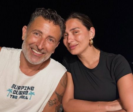 כוכבת חתונמי מגיבה לפער הגילאים של 18 שנה: "קנאה עושה קמטים"