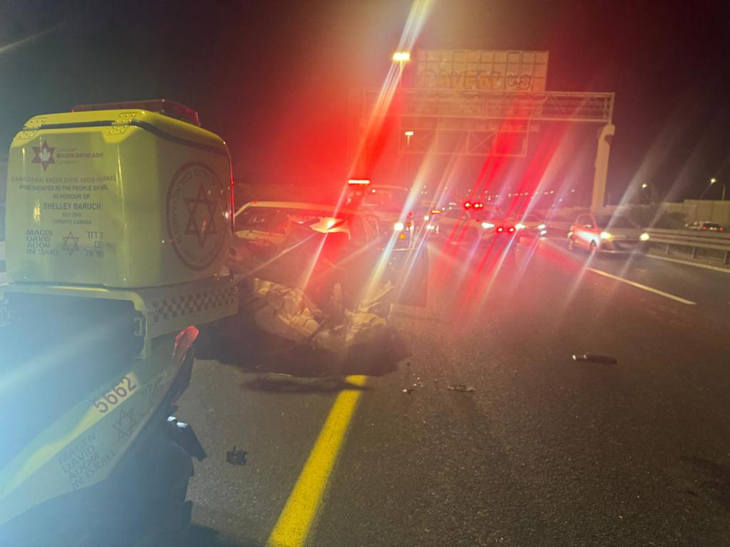 בן 19 התנגש עם רכבו במעקה בטיחות ברעננה, מצבו אנוש