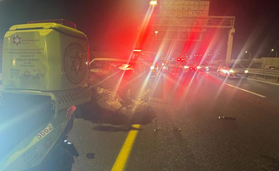 בן 19 התנגש עם רכבו במעקה בטיחות ברעננה, מצבו אנוש