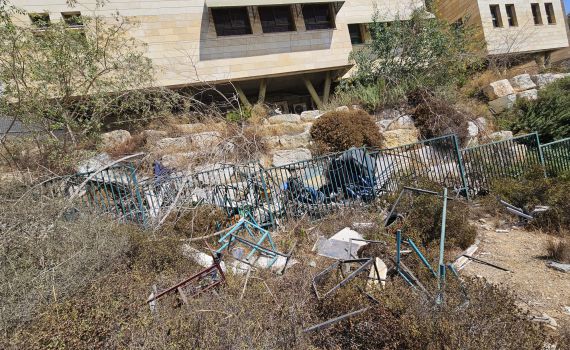 בבית ספר: עץ קרס על שתי ילדות בנות 10