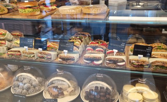 מהמטבח בכפר לסניף ענק בהרצליה: סיפור קונדיטוריית בן עמי