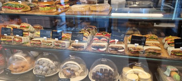 מהמטבח בכפר לסניף ענק בהרצליה: סיפור קונדיטוריית בן עמי