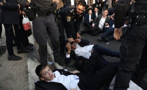 הלילה: שני חיילים נפגעו קל בהפגנה מחוץ לכלא 10