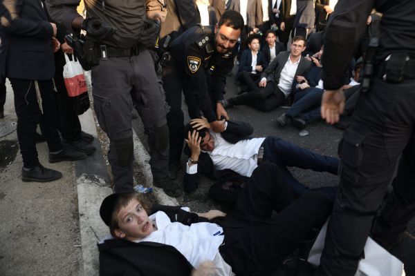 הלילה: שני חיילים נפגעו קל בהפגנה מחוץ לכלא 10