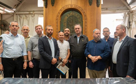 שר הביטחון בביקור במערת המכפלה: "בעד החלת ריבונות"