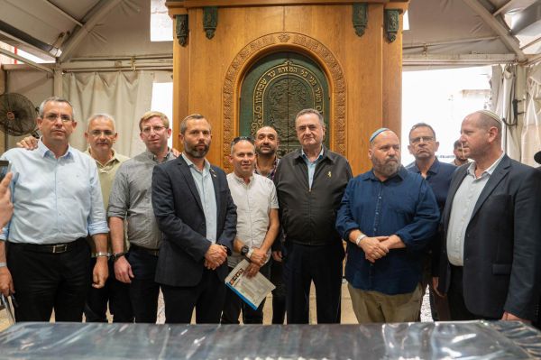 שר הביטחון בביקור במערת המכפלה: "בעד החלת ריבונות"