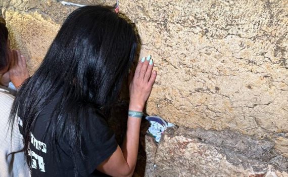 תמונת היום: הפתק של עינב צנגאוקר בכותל המערבי