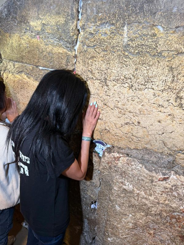 תמונת היום: הפתק של עינב צנגאוקר בכותל המערבי