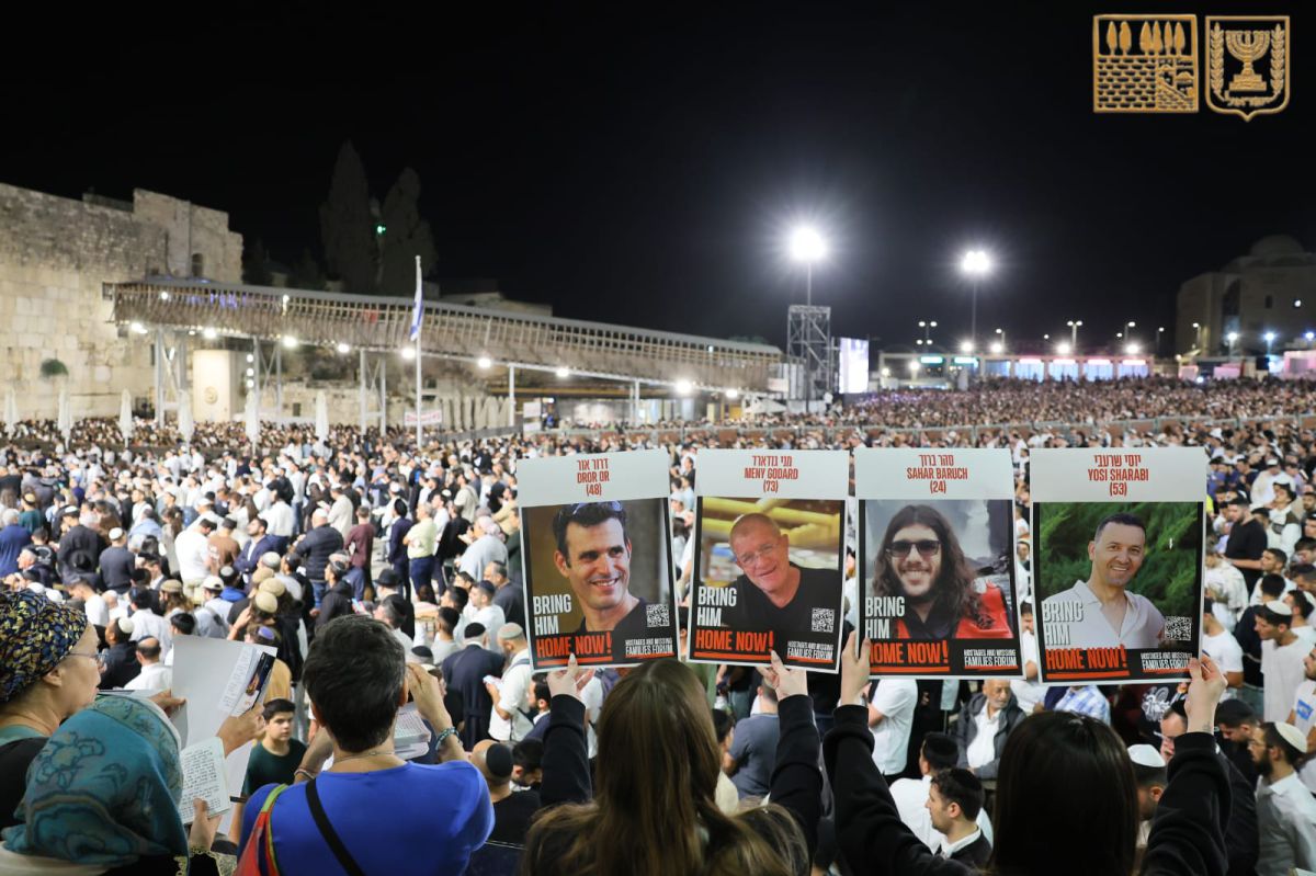 צפו: עשרות אלפים בתפילה להחזרת החטופים