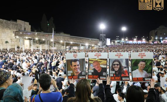 צפו: עשרות אלפים בתפילה להחזרת החטופים