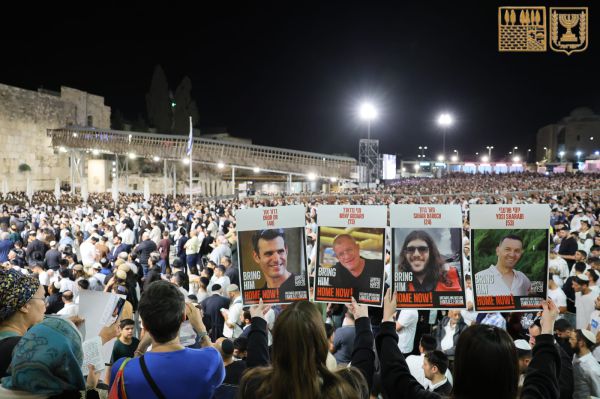 צפו: עשרות אלפים בתפילה להחזרת החטופים
