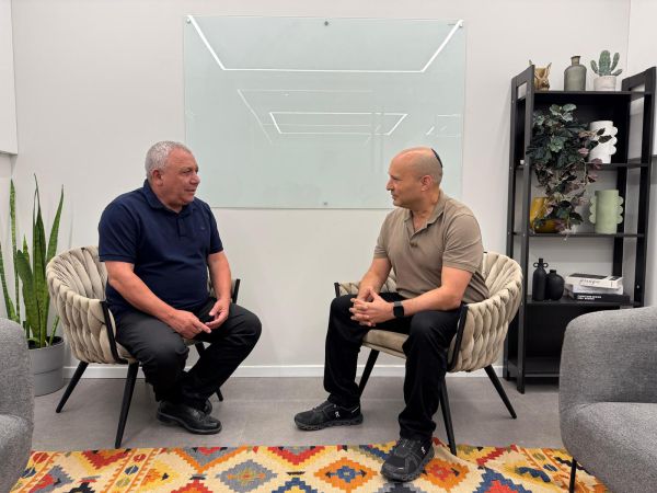 לקראת איחוד? בנט ואיזנקוט נפגשו