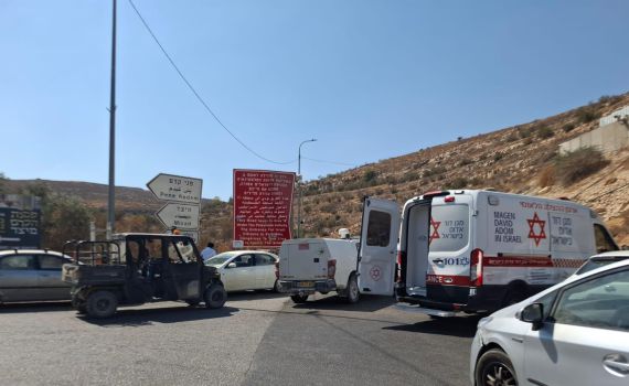 תיעוד: עובד מינהל אזרח תקף יהודי בגרזן סמוך למיצד. מצבו קל