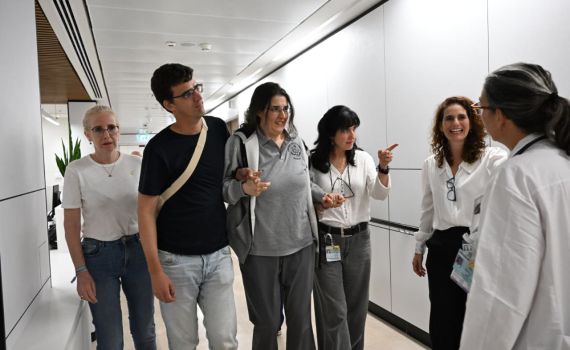 תיעוד ראשון: אליזבט צ'ורקוב נפגשה עם בני משפחתה | צפו