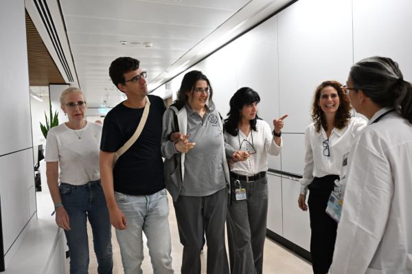 תיעוד ראשון: אליזבט צ'ורקוב נפגשה עם בני משפחתה | צפו