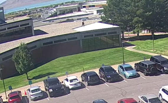 ארה"ב רועדת: נחשף סרטון של החשוד ברצח צ'רלי קירק. צפו