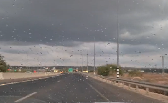 הסתיו הגיע: גשם החל לרדת ברחבי הארץ. צפו בתיעוד