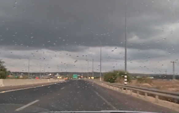 הסתיו הגיע: גשם החל לרדת ברחבי הארץ. צפו בתיעוד