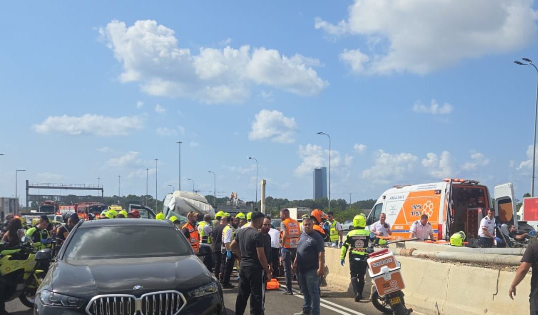 תאונה קטלנית במחלף גלילות: שלט התנתק ממשאית ופגע במיניבוס