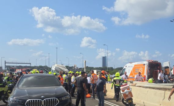תאונה קטלנית במחלף גלילות: שלט התנתק ממשאית ופגע במיניבוס