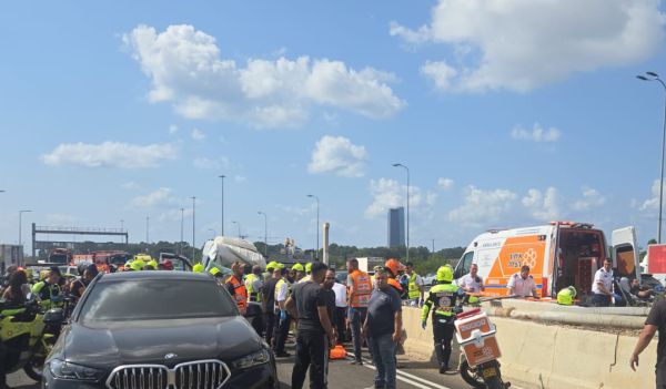 תאונה קטלנית במחלף גלילות: שלט התנתק ממשאית ופגע במיניבוס