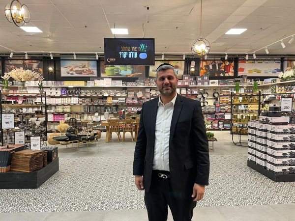 הבעלים החרדי של "נתיב החסד" קנה את זול "סטוק"