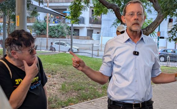 במהלך סיור בדרום תל אביב: מסתננים זרקו אבנים על פייגלין