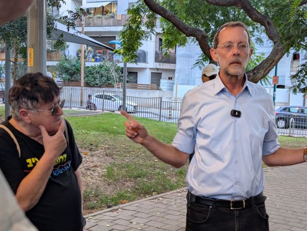 במהלך סיור בדרום תל אביב: מסתננים זרקו אבנים על פייגלין