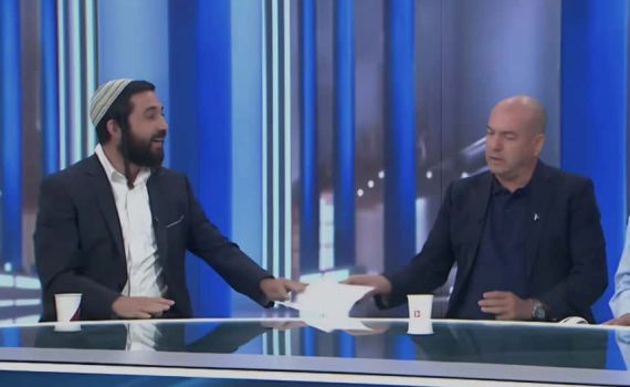 בשידור חי: ח"כ סוכות הגיש מכתב תביעה לברקוביץ'. צפו