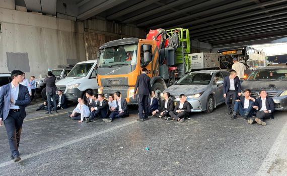 בגלל הפגנות: כבישים מרכזים ברחבי הארץ נחסמו, הרק"ל הושחתה