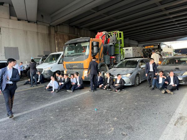 בגלל הפגנות: כבישים מרכזים ברחבי הארץ נחסמו, הרק"ל הושחתה