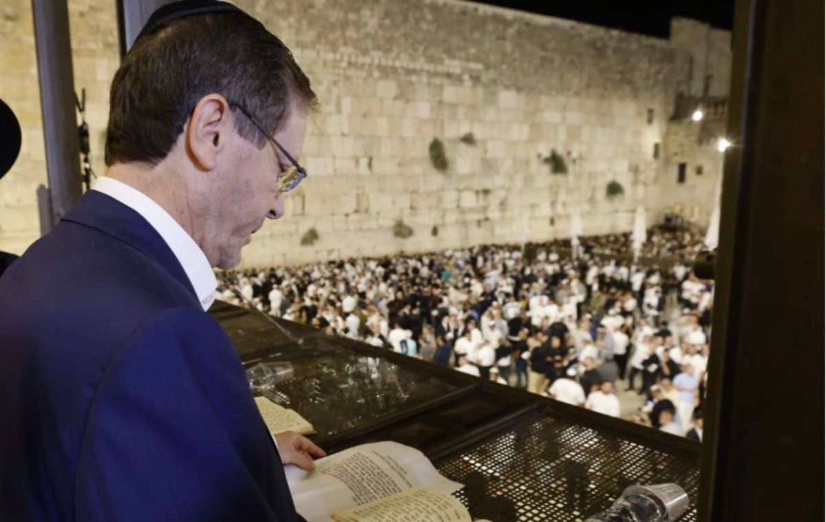 צפו. הרצוג נפגש עם שורדות השבי במהלך סליחות בכותל