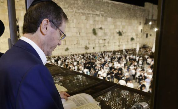 צפו. הרצוג נפגש עם שורדות השבי במהלך סליחות בכותל