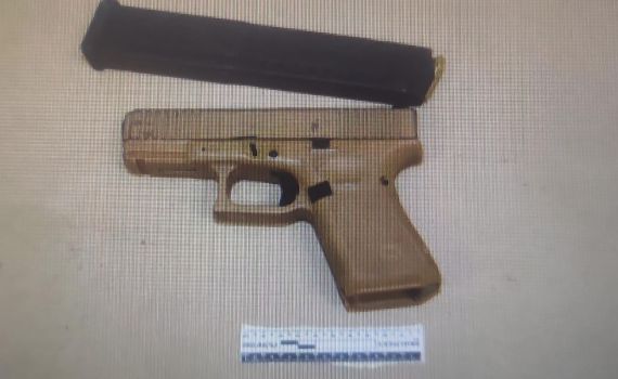 ברח מהשוטרים נתקל באישה מבוגרת וקטע את אצבעה